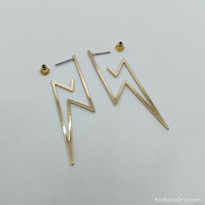 Joyeria: Sofisticados pendientes de dise&ntilde;o rayo con ba&ntilde;o de oro de 14k. - Foto 6
