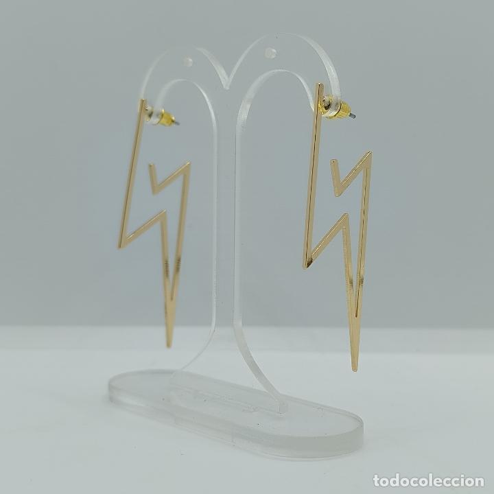 Joyeria: Sofisticados pendientes de dise&ntilde;o rayo con ba&ntilde;o de oro de 14k. - Foto 1