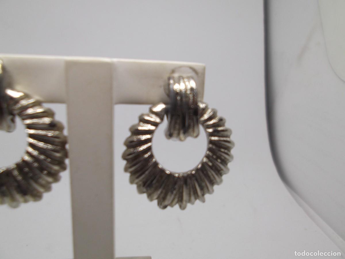 Joyeria: Pendientes largos de metal plateado de clip - Foto 2