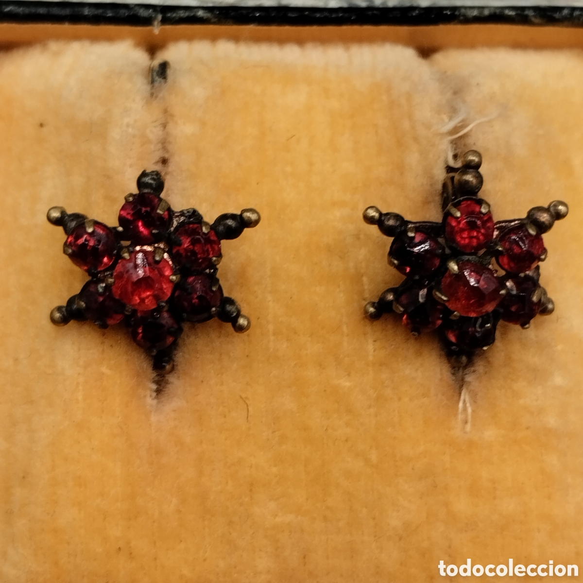Joalharia: Pendientes muy antiguos con piedras rojas. Con estuche de &eacute;poca. Uno le falta trasera