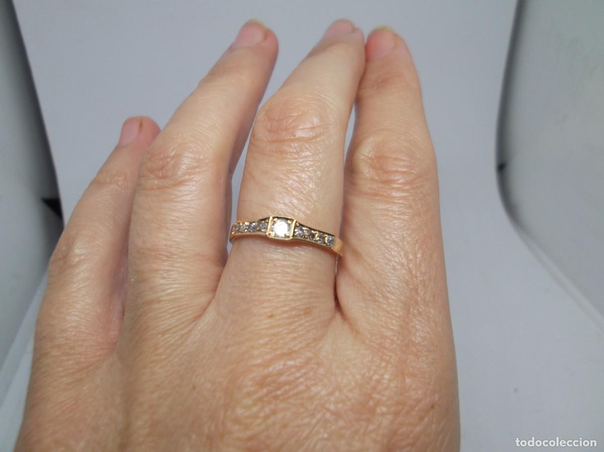 Joyeria: Anillo en oro amarillo de 18Kt.Media alianza de brillantes engastados con garras.Vintage