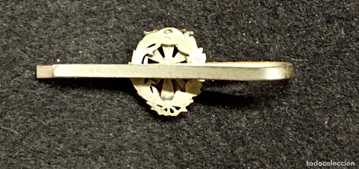 Joyeria: Pisacorbata emblema QU&Iacute;MICAS. Plata. - Foto 2