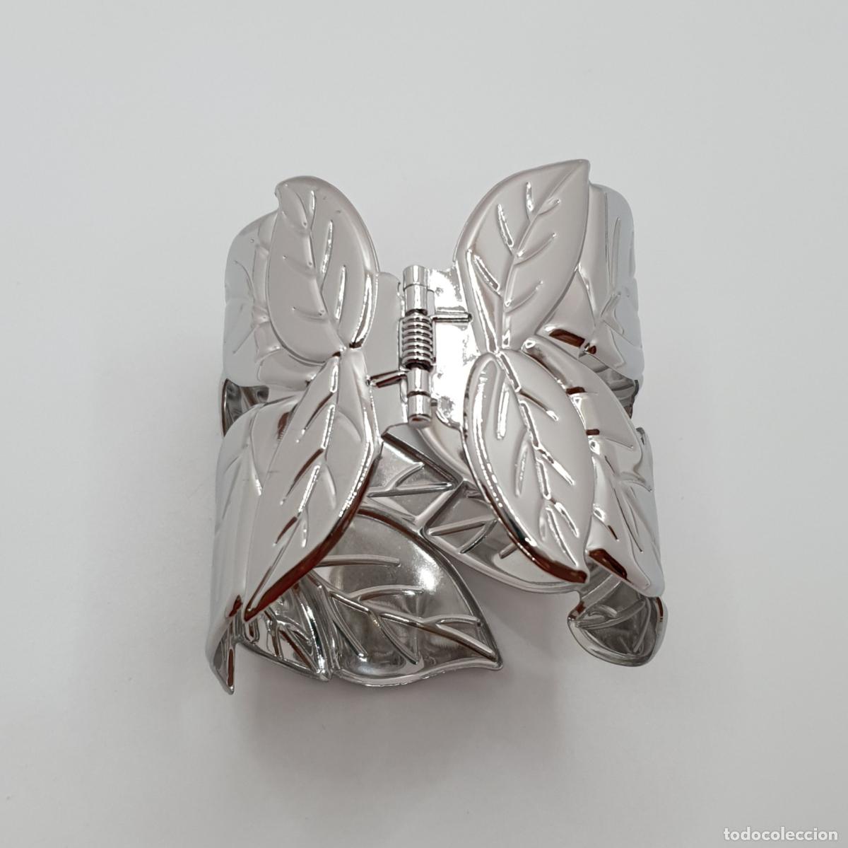 Joyeria: Gran brazalete con forma de hojas repujadas con ba&ntilde;o de plata. - Foto 3