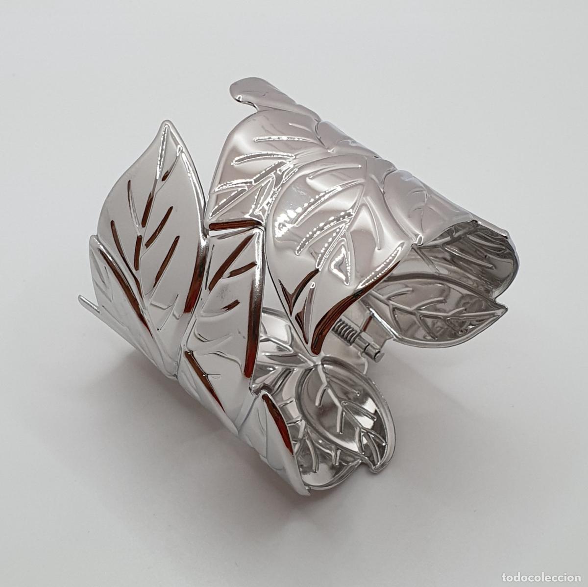 Joyeria: Gran brazalete con forma de hojas repujadas con ba&ntilde;o de plata. - Foto 4