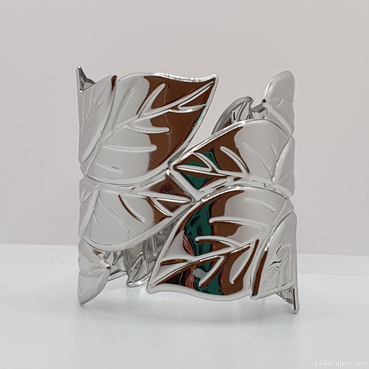 Joyeria: Gran brazalete con forma de hojas repujadas con ba&ntilde;o de plata. - Foto 5