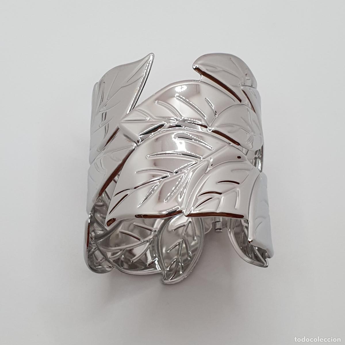 Joyeria: Gran brazalete con forma de hojas repujadas con ba&ntilde;o de plata. - Foto 1