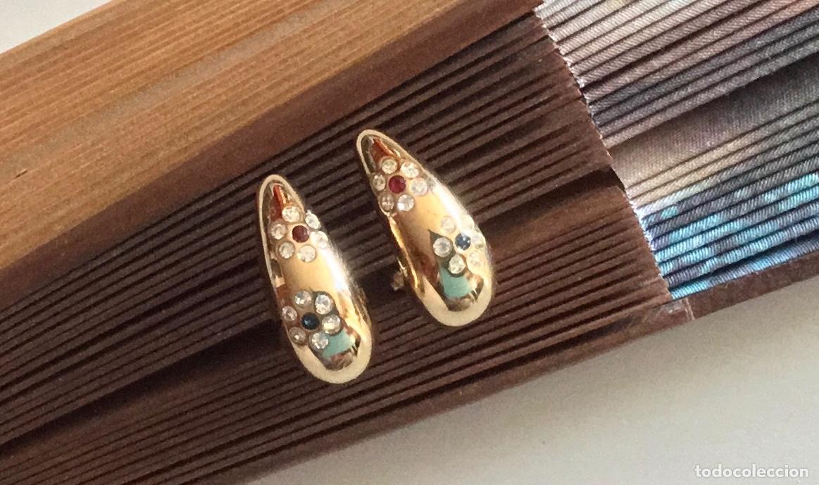 Joyeria: PENDIENTES CHAPADOS EN ORO CON CRISTAL FORMANDO FLOR. OMEGA