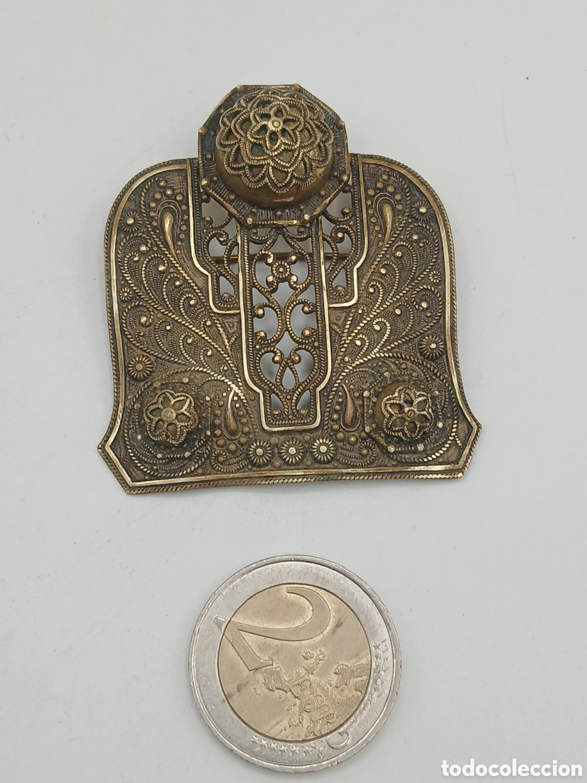 Joyeria: Antiguo broche lat&oacute;n repujado - Foto 2