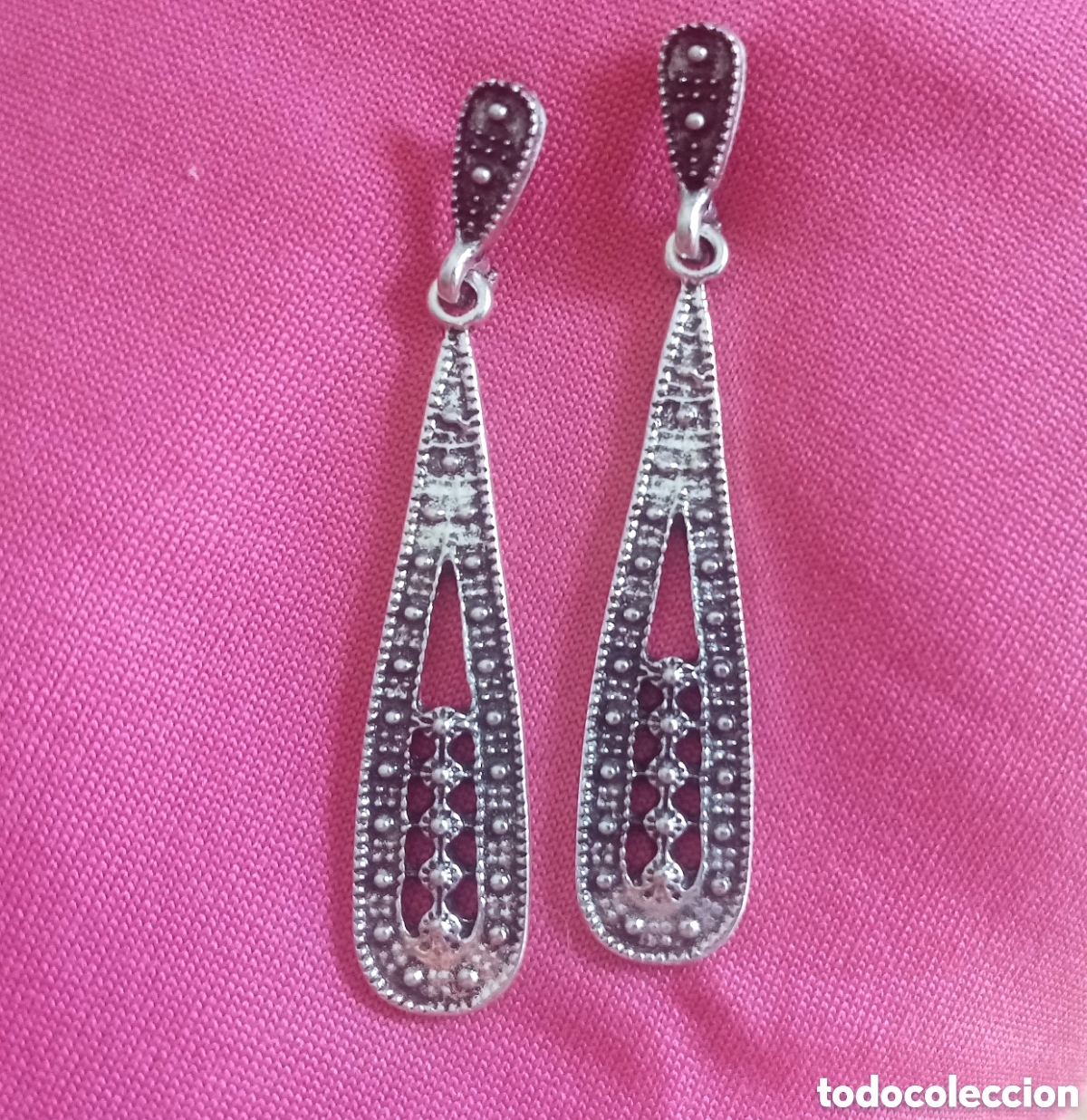 Joyeria: Originales pendientes largos gota de agua color plata vieja con tachuelas. 5,7cm largo. Muy bonitos