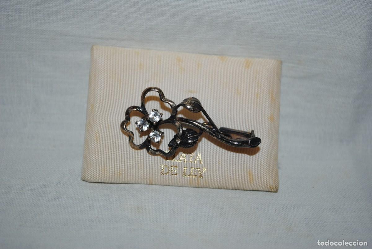 Joyeria: BROCHE EN FORMA DE RAMA CON FLOR. - Foto 1