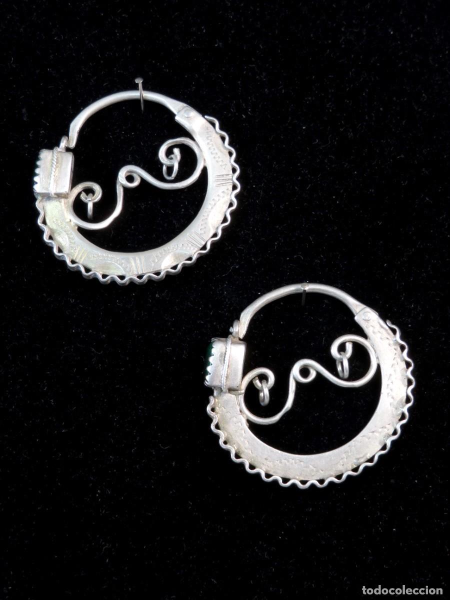 Joyeria: Pendientes arracadas leonesas de plata grabada y vidrio verde rectangular Astorga siglo XVIII - Foto 1