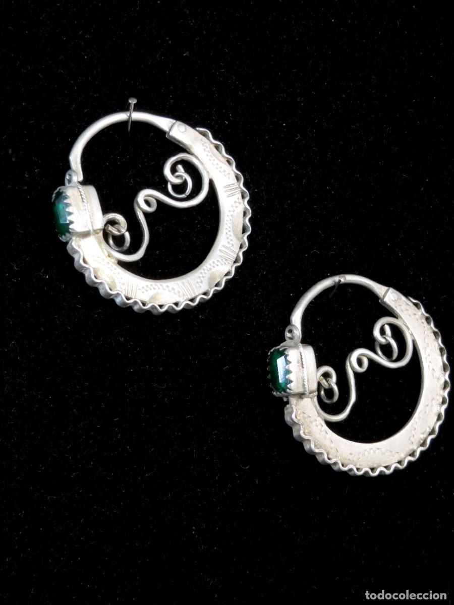 Joyeria: Pendientes arracadas leonesas de plata grabada y vidrio verde rectangular Astorga siglo XVIII - Foto 2