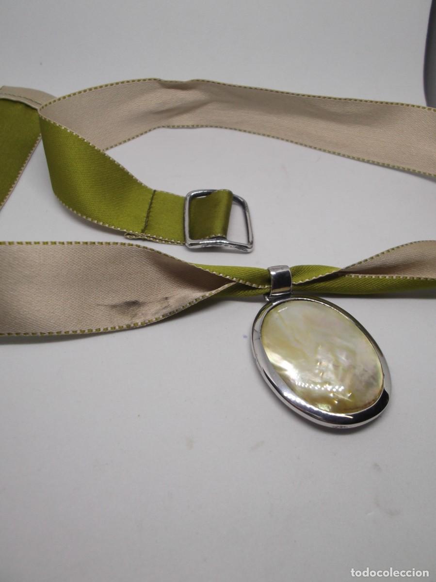 Joyeria: Collar de tela con colgante de plata rodiada y piedra nacarada.Luxenter vintage