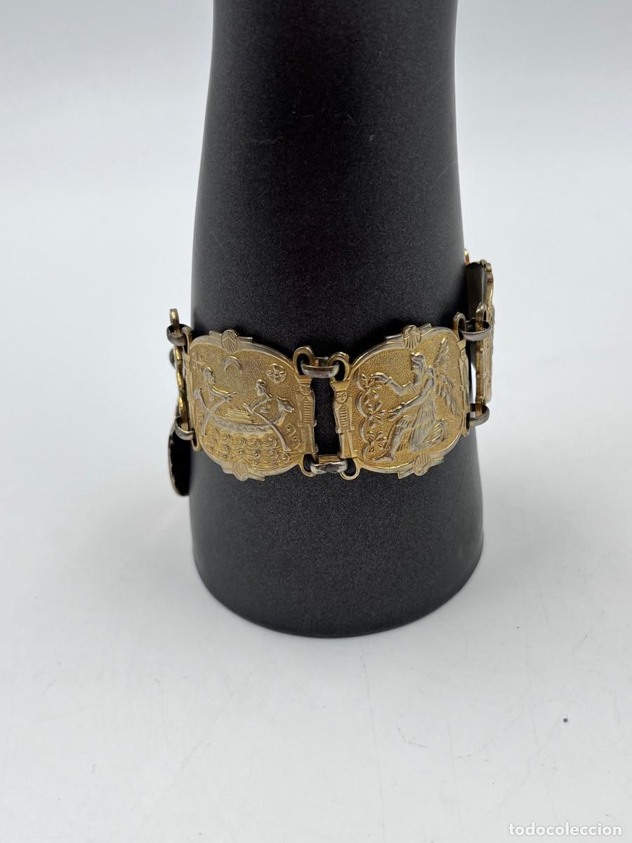 Joalharia: Pulsera antigua circa 1970 en metal dorado, motivos mesopot&aacute;micos