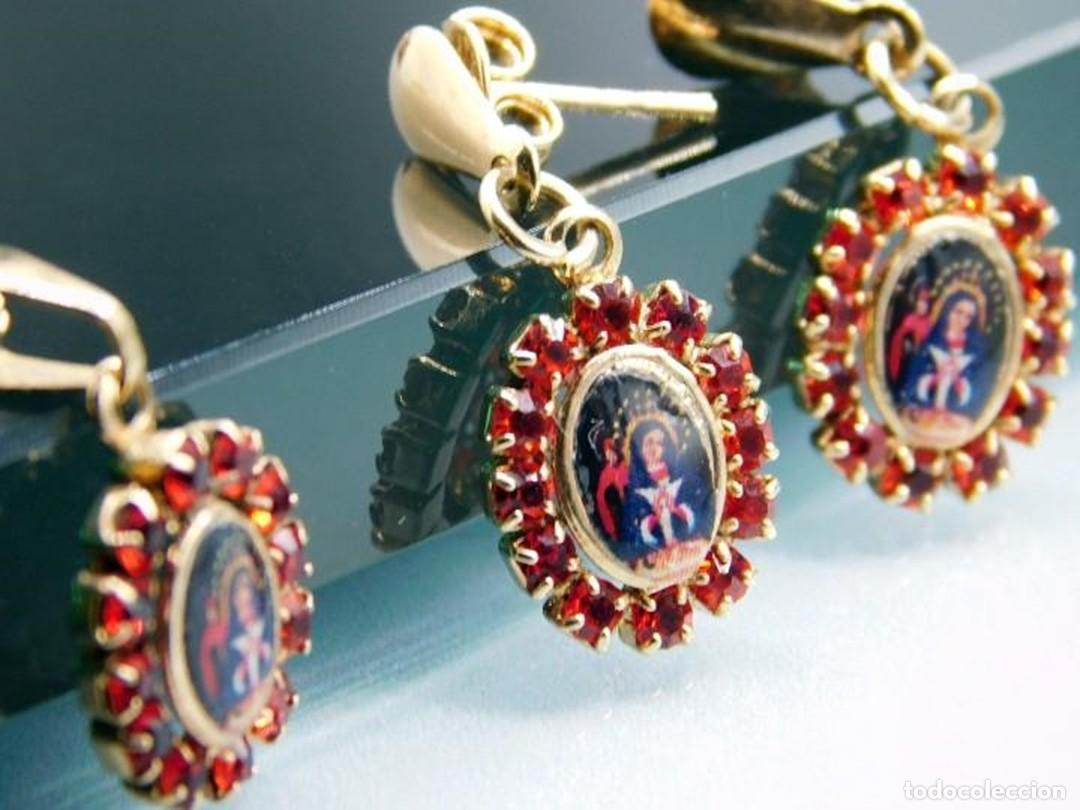 Joalharia: JUEGO DE COLLAR COLGANTE Y PENDIENTES CON MINIATURAS DE VIRGEN &middot; MEDALLAS ESMALTES Y 36 GRANATES NAT