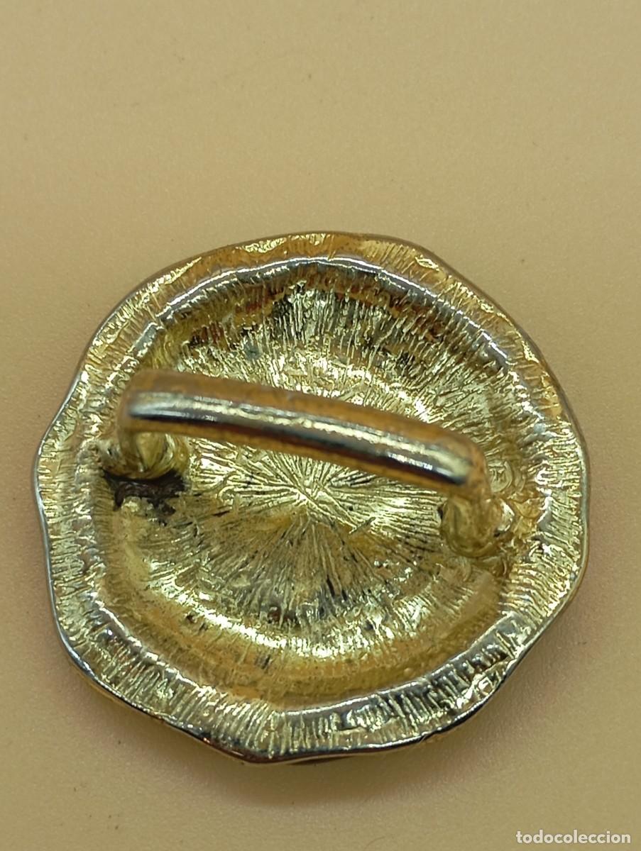 Joyeria: ANTIGUO BROCHE DE METAL ESMALTADO - Foto 2