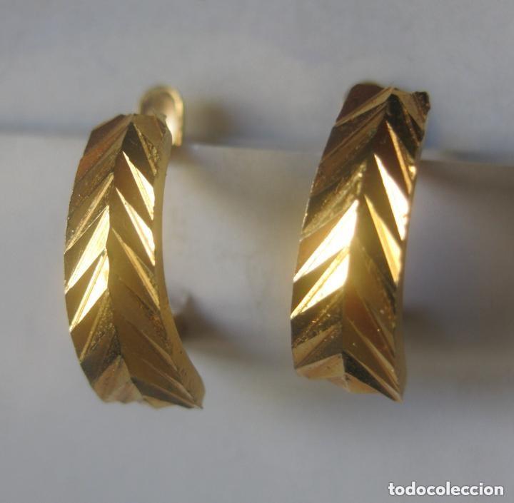 Joyeria: DELICADOS PENDIENTES ACERO CHAPADADO EN ORO 18 KL, CON BANDAS FACETADAS, CIERRE BALLESTA, A&Ntilde;OS 60