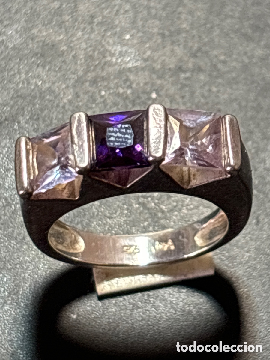 Joyeria: Anillo de plata de ley. Con piedras blancas y morada. - Foto 2