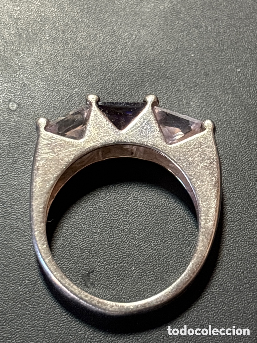 Joyeria: Anillo de plata de ley. Con piedras blancas y morada. - Foto 3