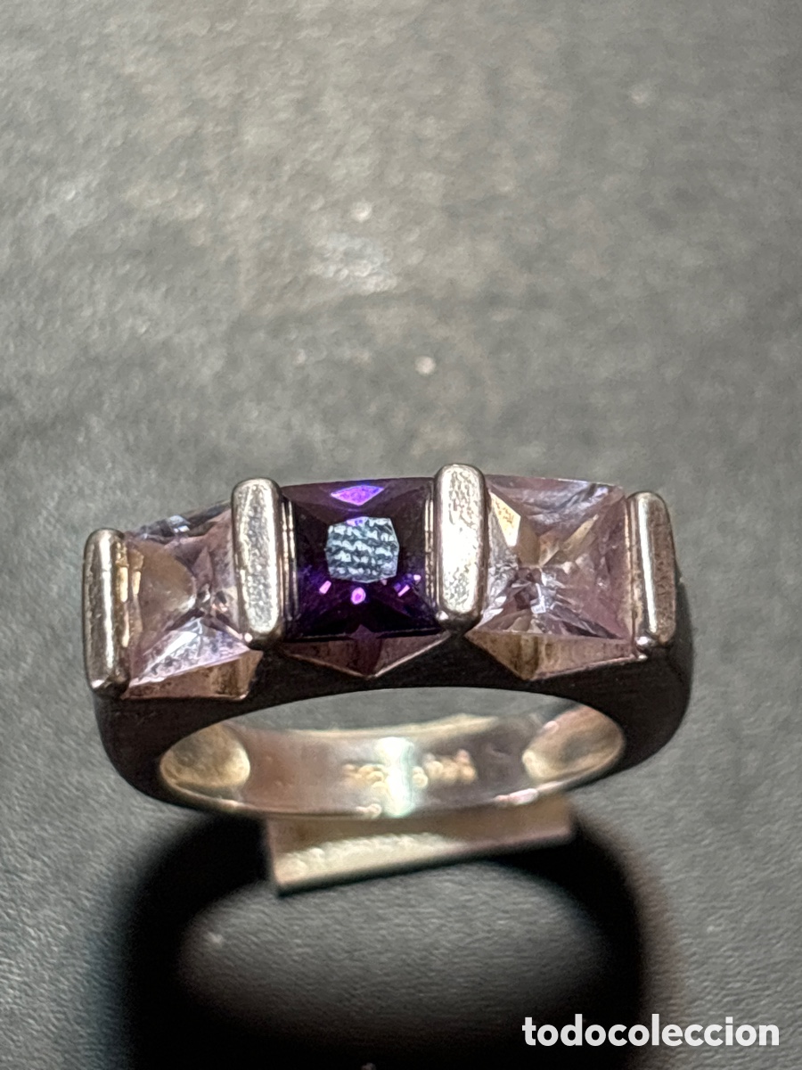 Joyeria: Anillo de plata de ley. Con piedras blancas y morada. - Foto 1
