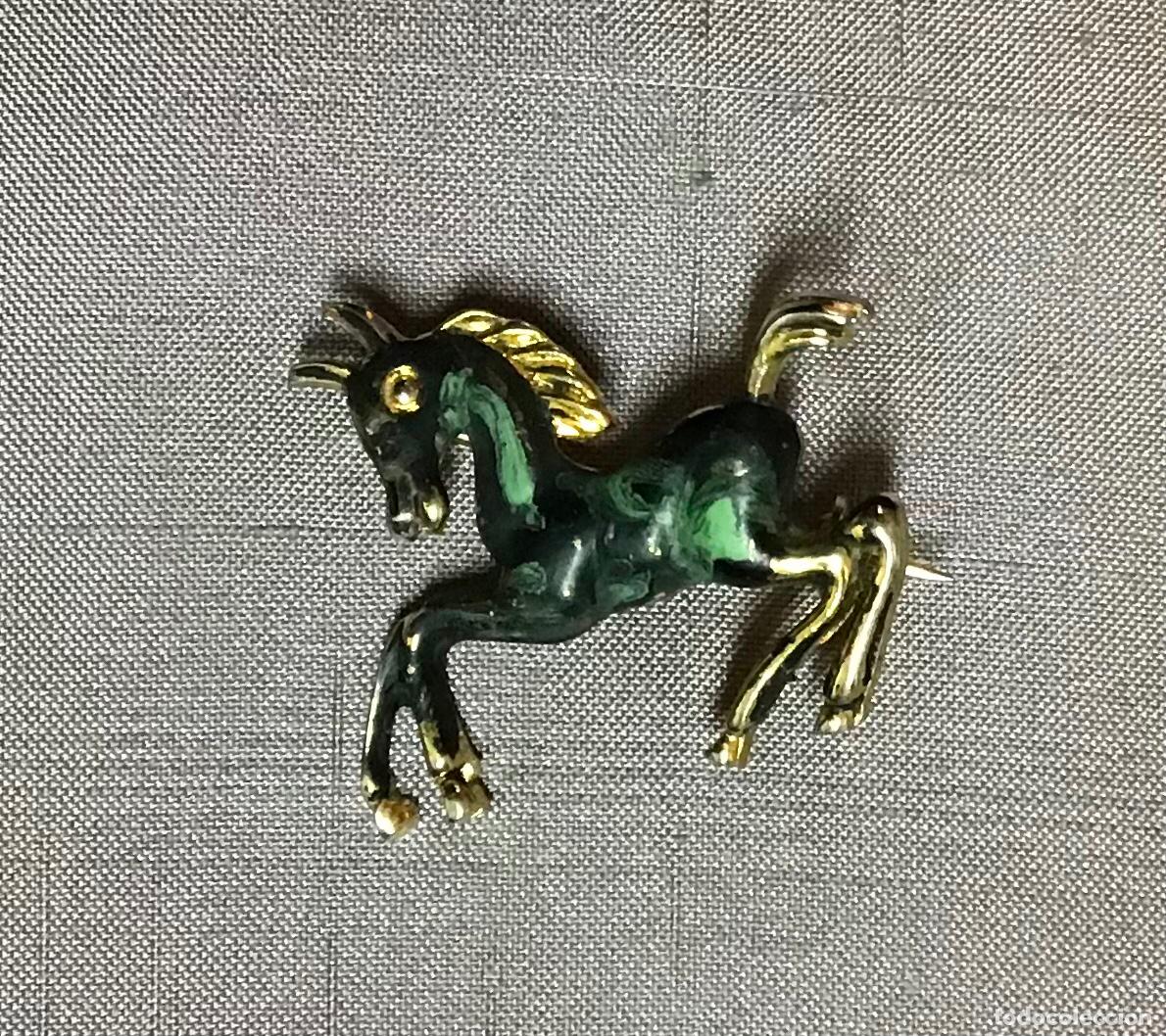 Joyeria: BROCHE DE METAL DORADO Y ESMALTADO - Foto 1