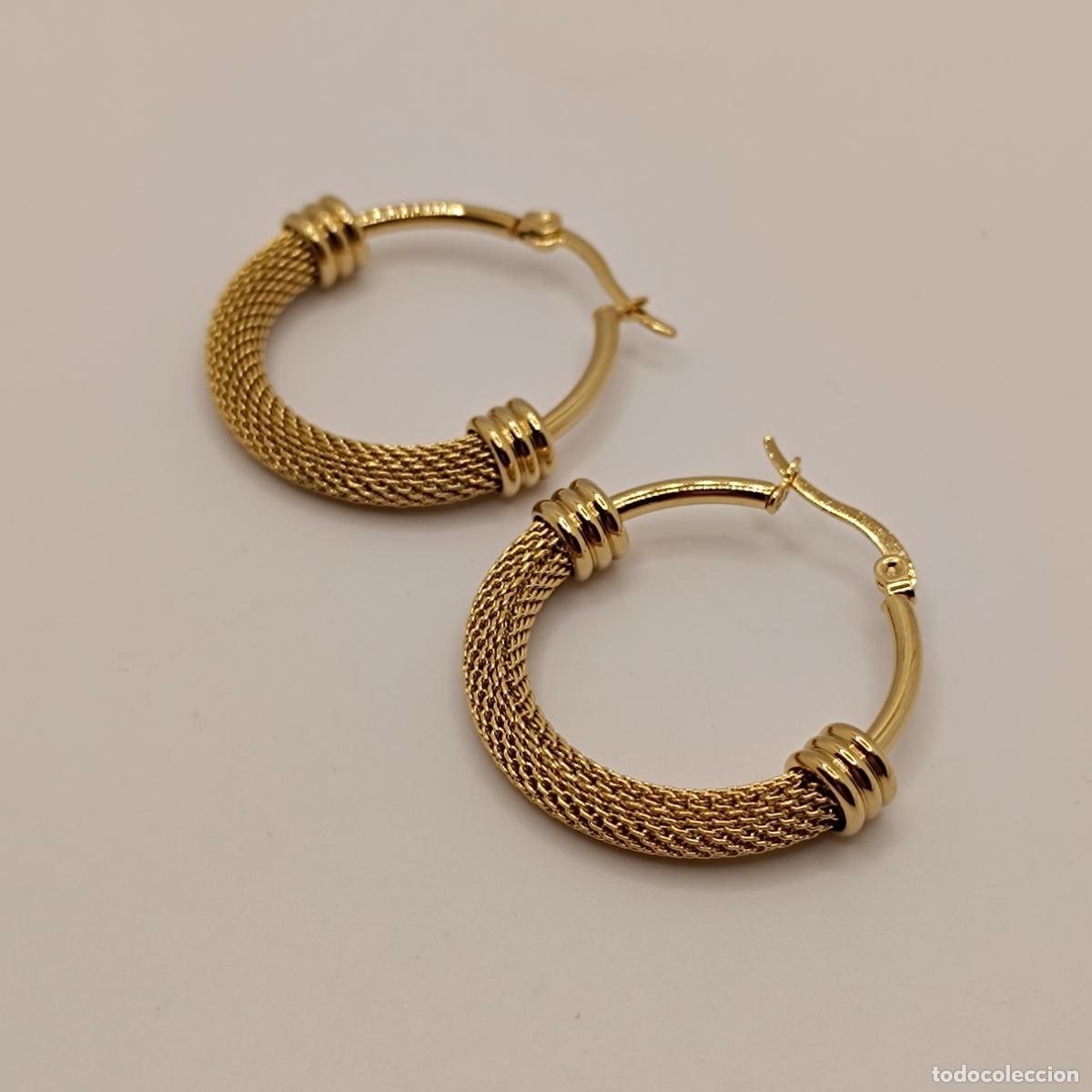 Joyeria: Pendientes sofisticados de corte elegante tipo aro con acabados en oro de 18k. - Foto 2