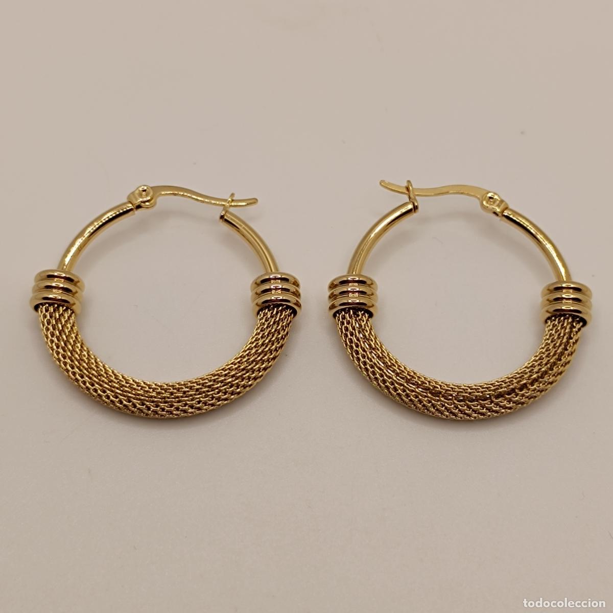 Joyeria: Pendientes sofisticados de corte elegante tipo aro con acabados en oro de 18k. - Foto 3