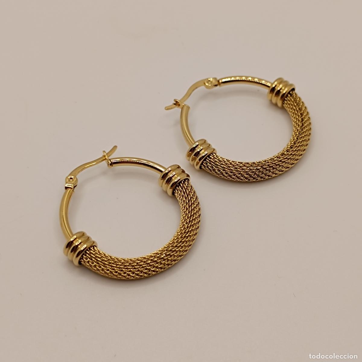 Joyeria: Pendientes sofisticados de corte elegante tipo aro con acabados en oro de 18k. - Foto 4