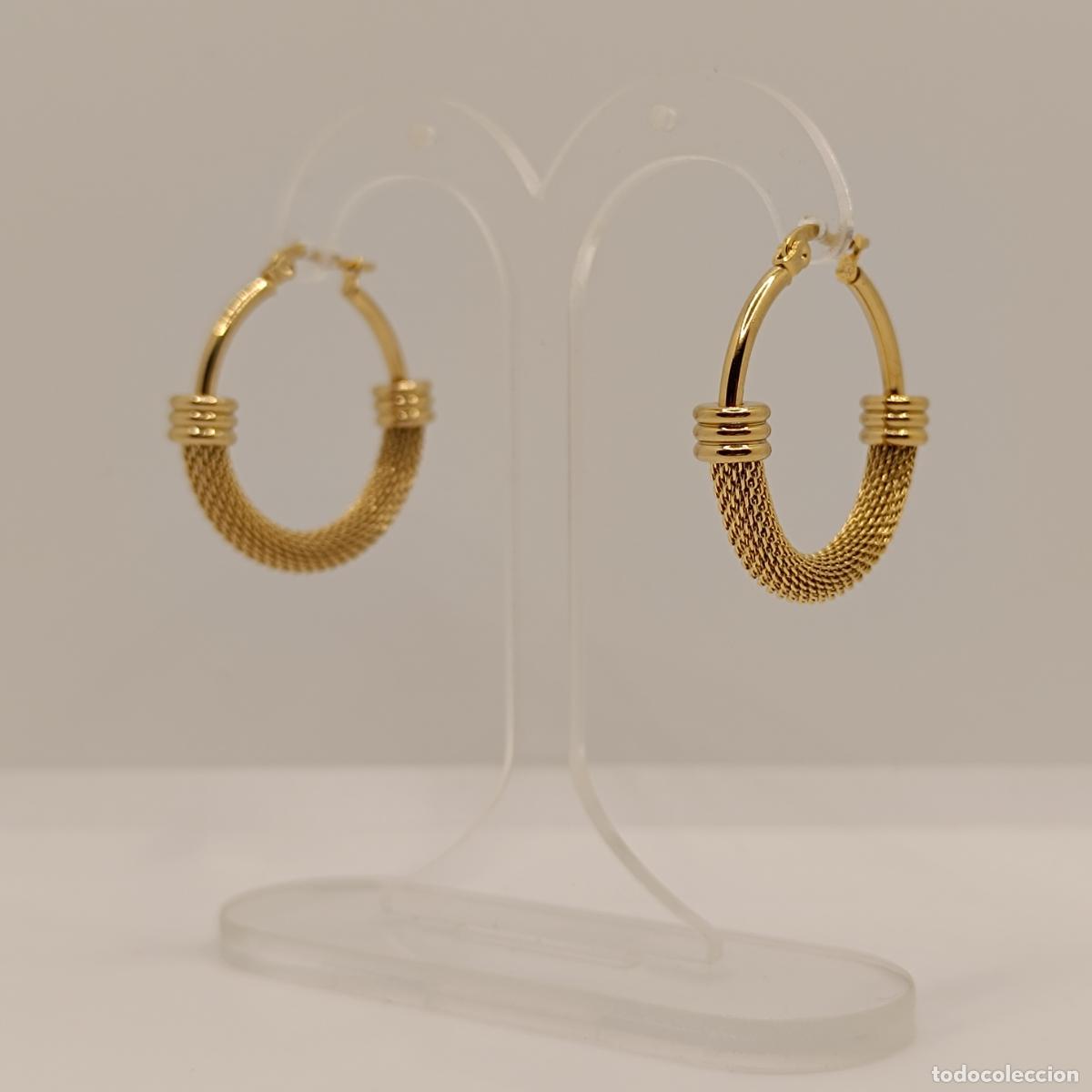 Joyeria: Pendientes sofisticados de corte elegante tipo aro con acabados en oro de 18k. - Foto 6