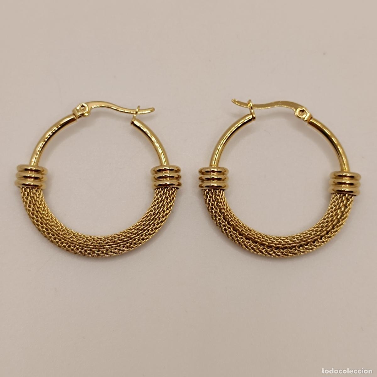 Joyeria: Pendientes sofisticados de corte elegante tipo aro con acabados en oro de 18k. - Foto 1