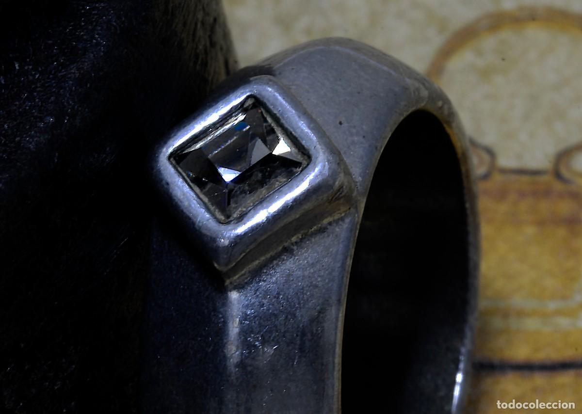 Joyeria: ANILLO DE PLATA ANTIGUA CON PIEDRA EN EL CENTRO - Foto 1