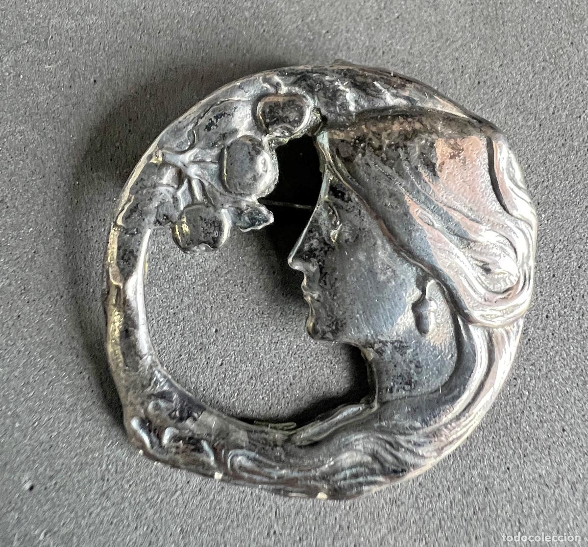Joyeria: Broche modernista en plata representando una mujer - Foto 1