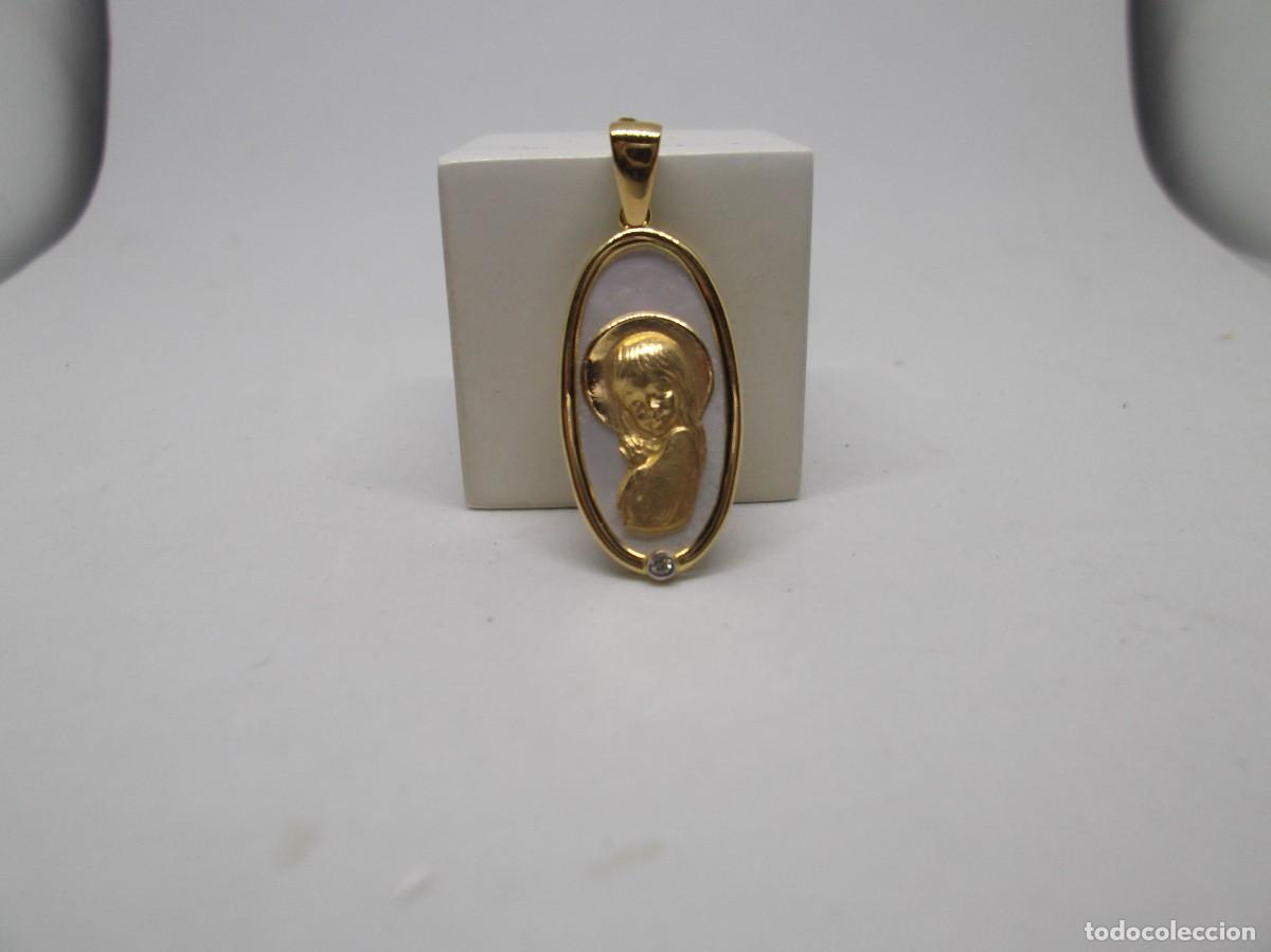 Joyeria: Medalla en oro amarillo de 18Kt,nacar y brillantito.