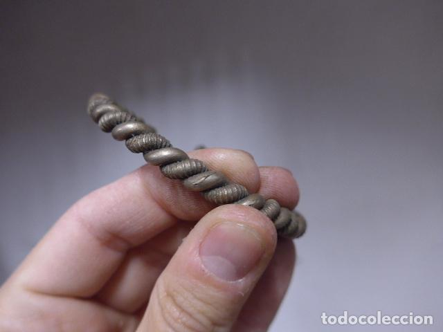 Joyeria: Antiguo brazalete de laton a identificar - Foto 2