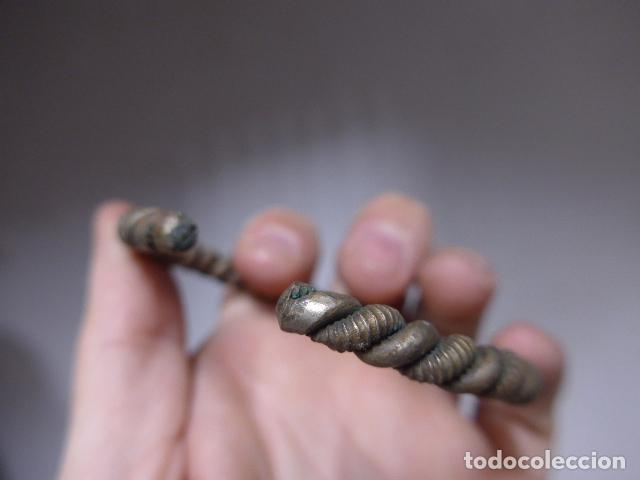 Joyeria: Antiguo brazalete de laton a identificar - Foto 3