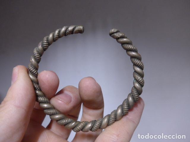 Joyeria: Antiguo brazalete de laton a identificar - Foto 4