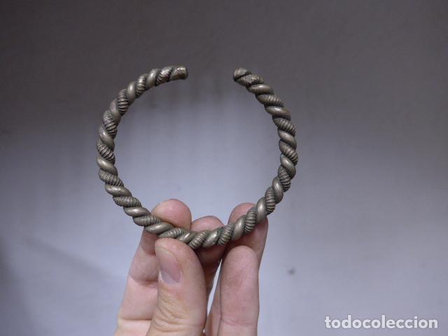 Joyeria: Antiguo brazalete de laton a identificar - Foto 1