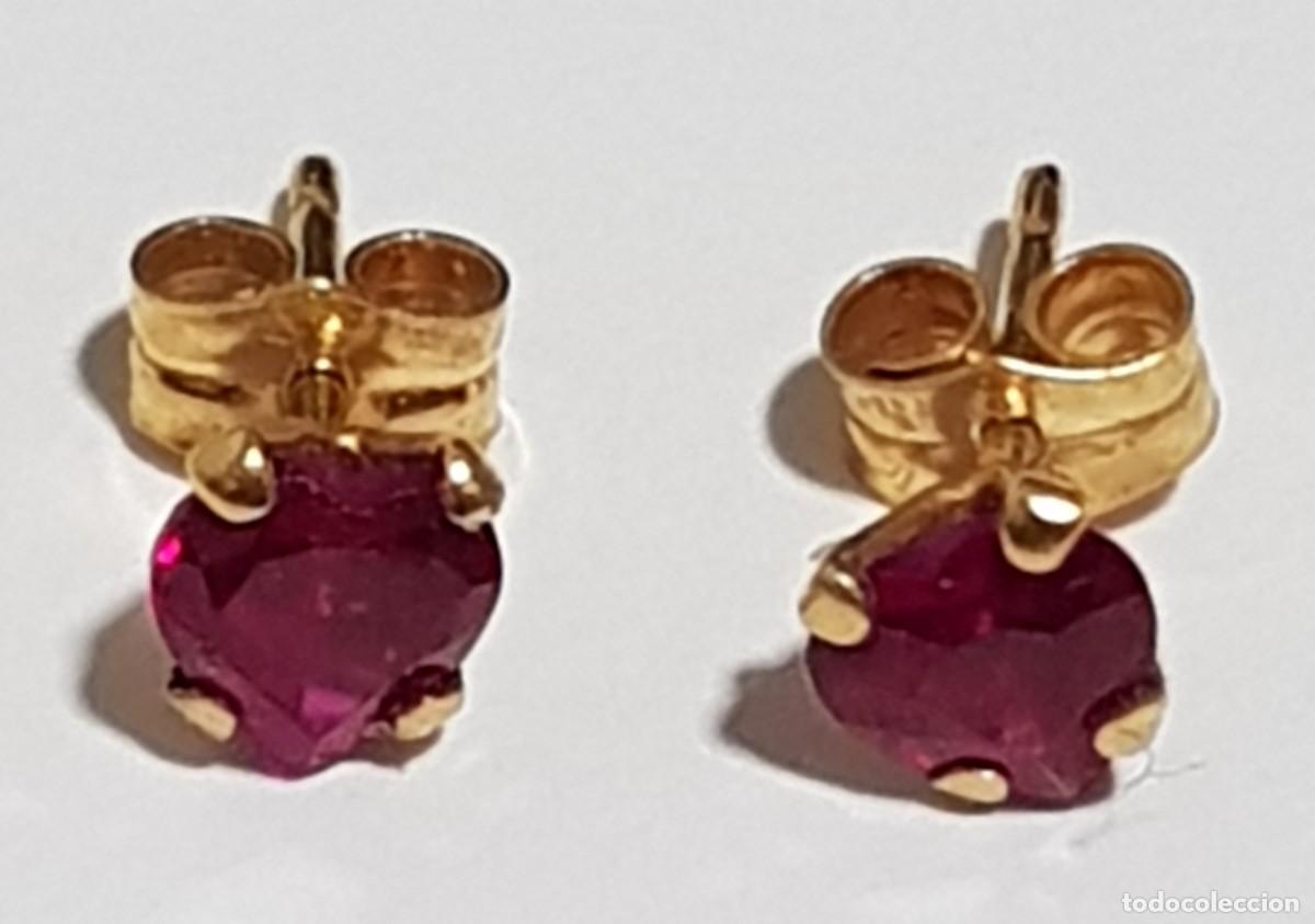 Joyeria: Pendientes de oro 18 quilates con rub&iacute; sint&eacute;tico en forma de coraz&oacute;n - Foto 2