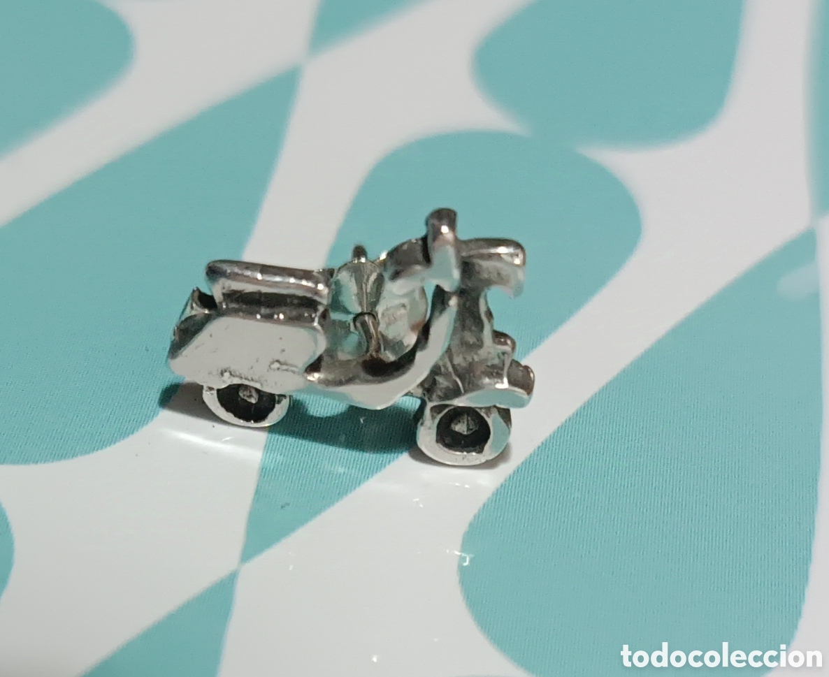 Joyeria: PENDIENTE en forma de MOTO VESPA con cierre, de plata. - Foto 1