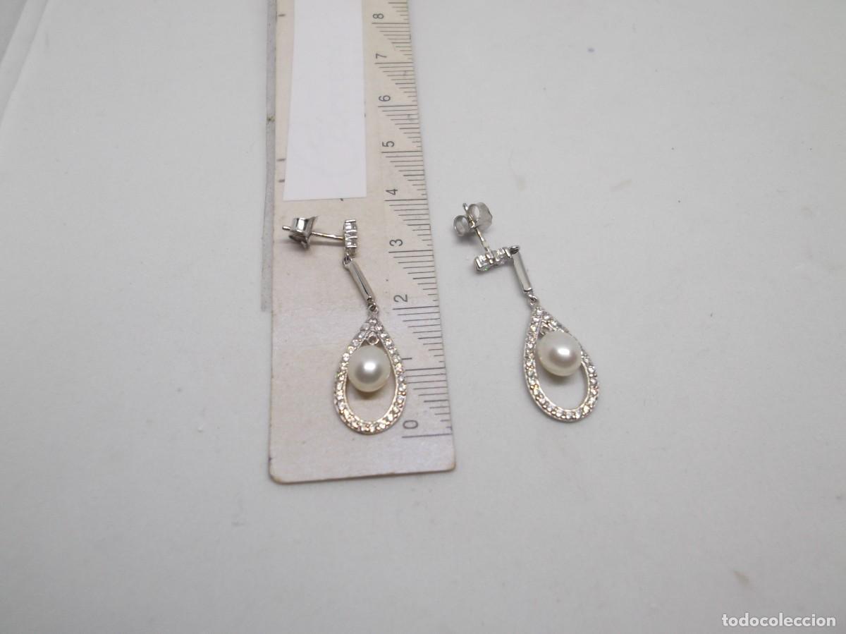 Joyeria: Pendientes largos de oro blanco de 18Kt con circonitas y perla. - Foto 2