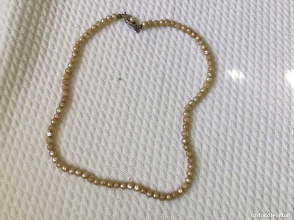 Joyeria: Antiguo collar de perlas de n&aacute;car. Broche con perla central. - Foto 1