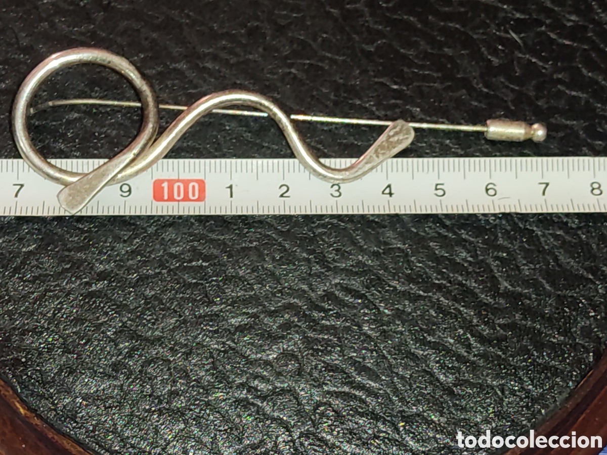 Joyeria: Aguja solapa modernista plateada. - Foto 2