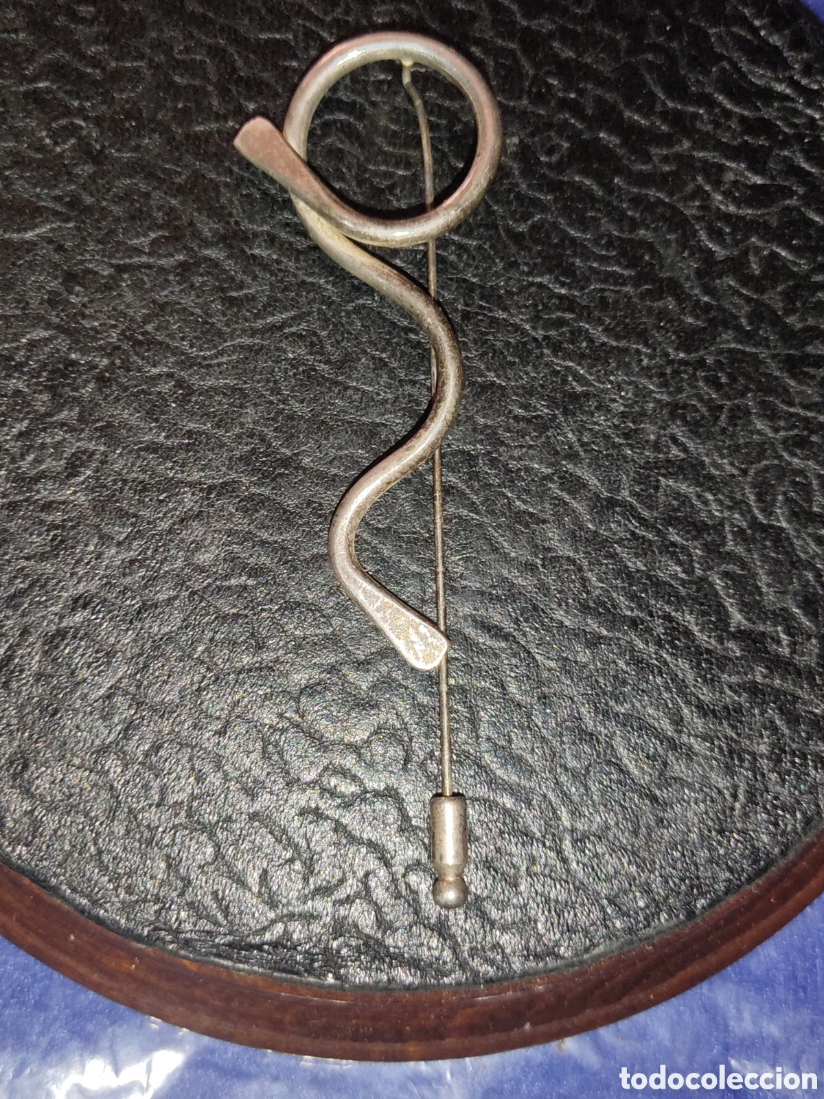 Joyeria: Aguja solapa modernista plateada. - Foto 1