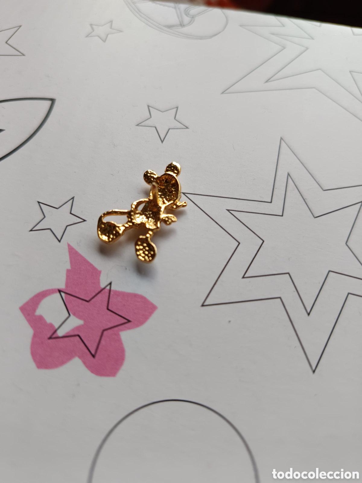 Joyeria: Pin insignia Mickey Mouse dorado estilo retro - Foto 3