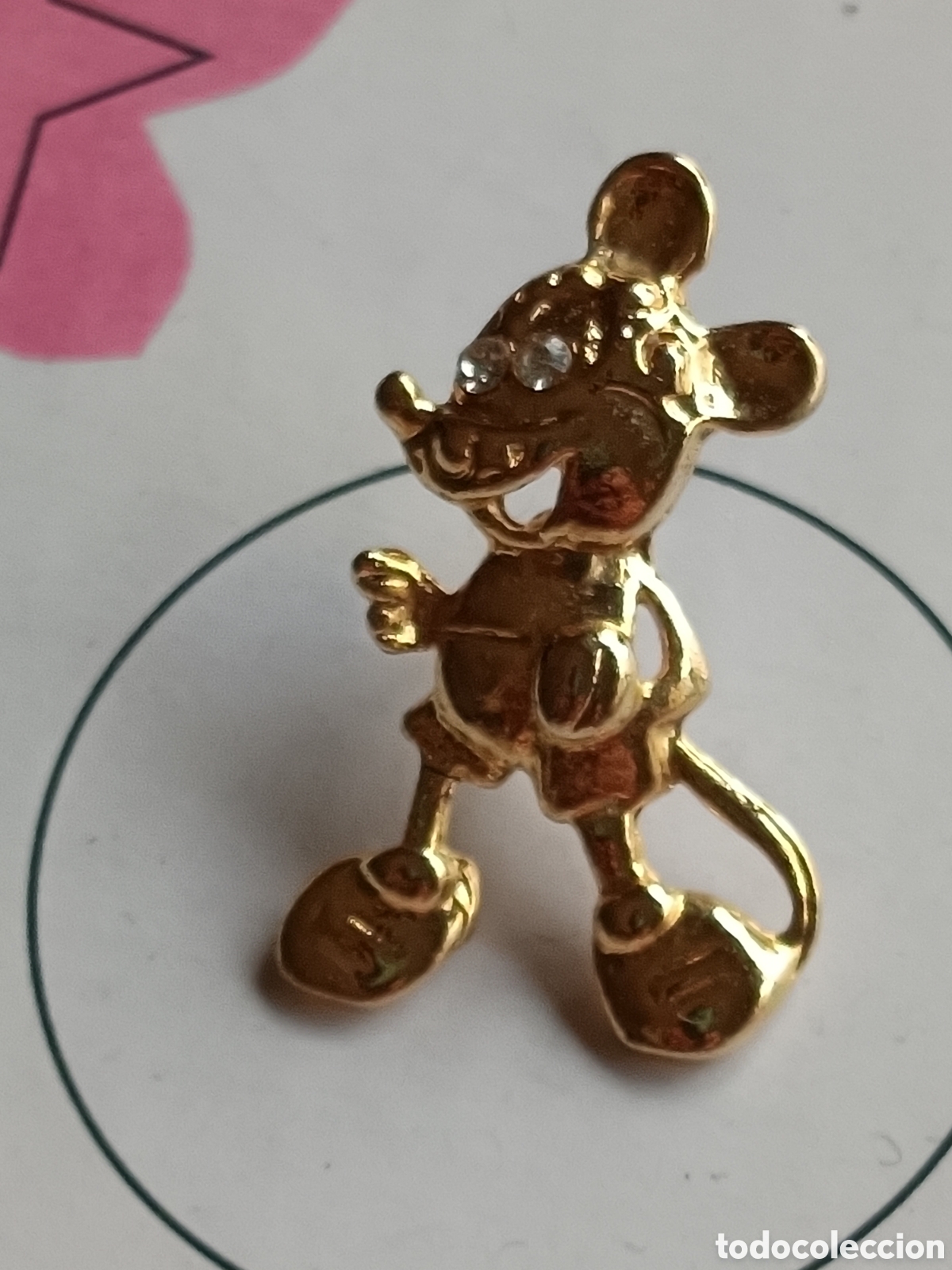 Joyeria: Pin insignia Mickey Mouse dorado estilo retro - Foto 1