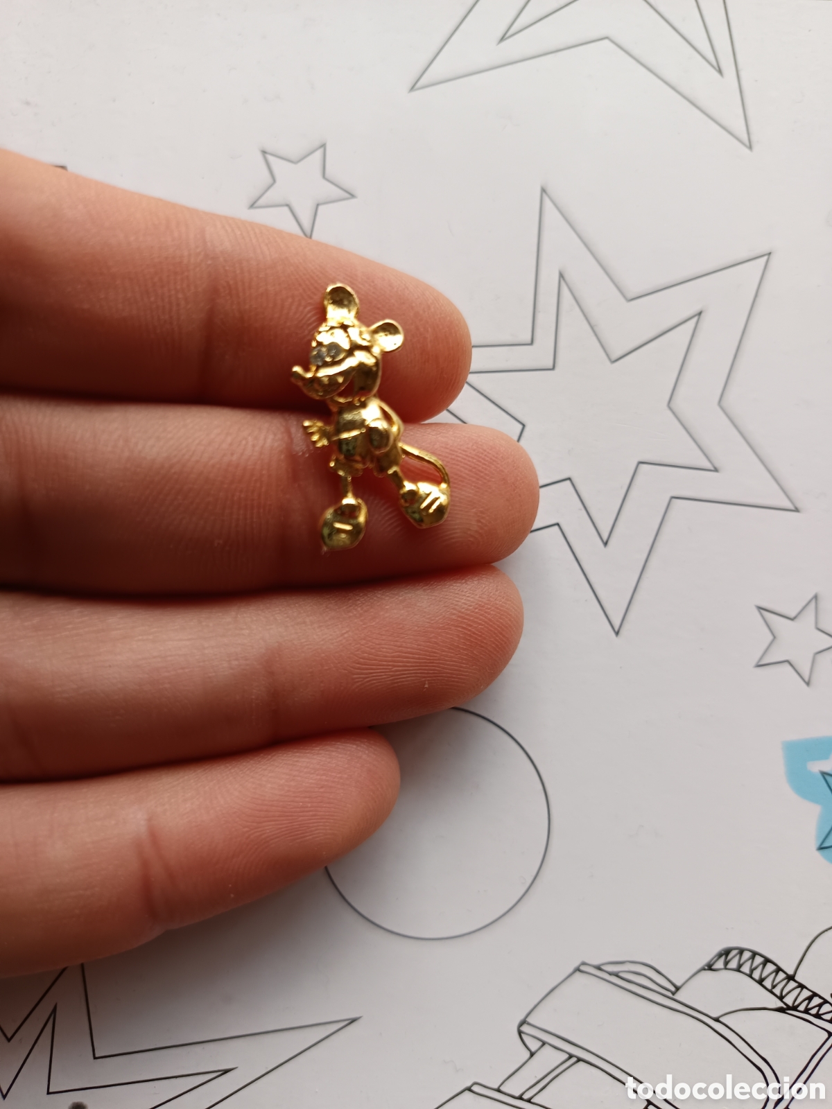 Joyeria: Pin insignia Mickey Mouse dorado estilo retro - Foto 2