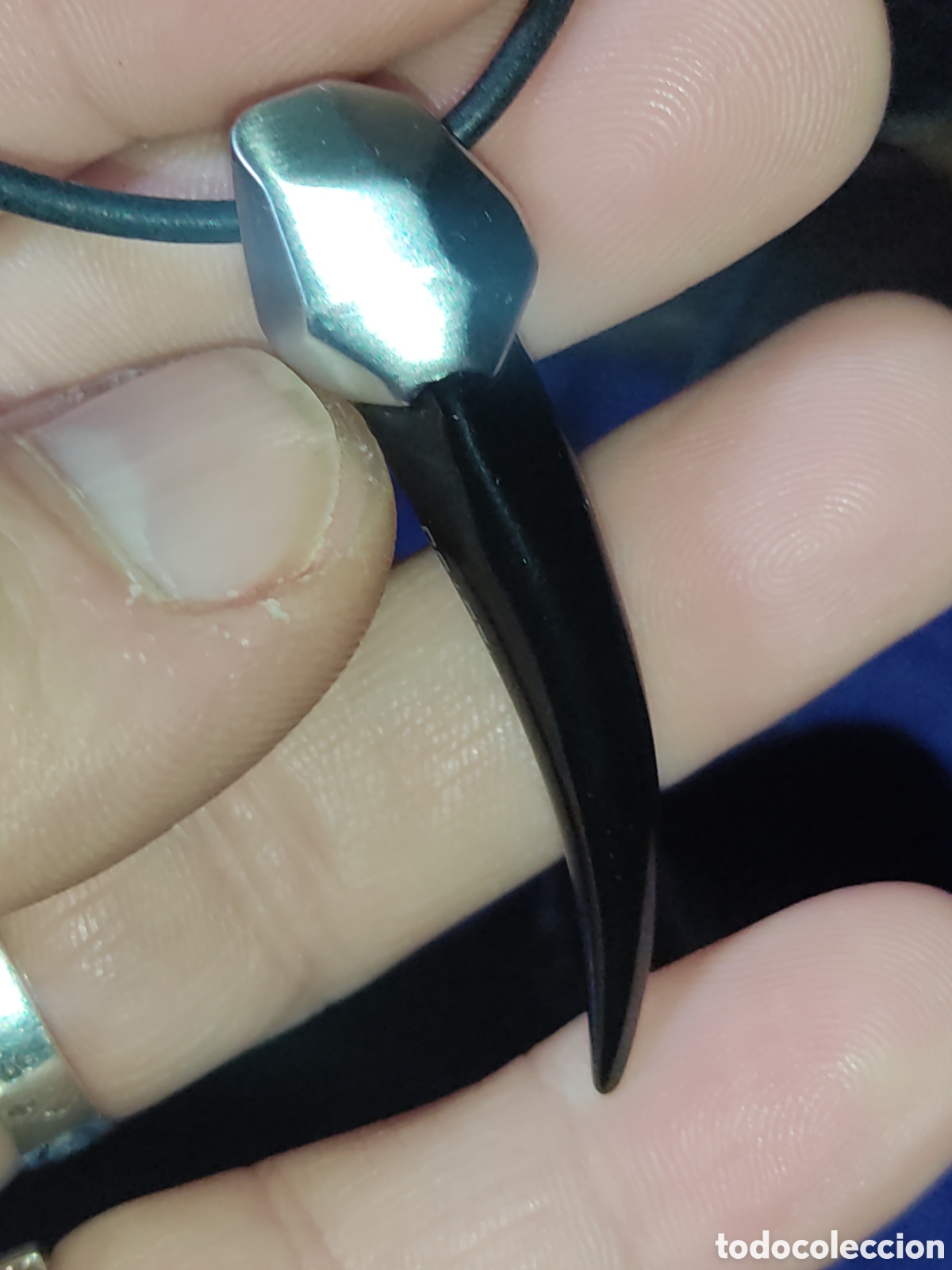 Joyeria: Colgante Colmillo Lotus con cord&oacute;n de caucho. - Foto 2