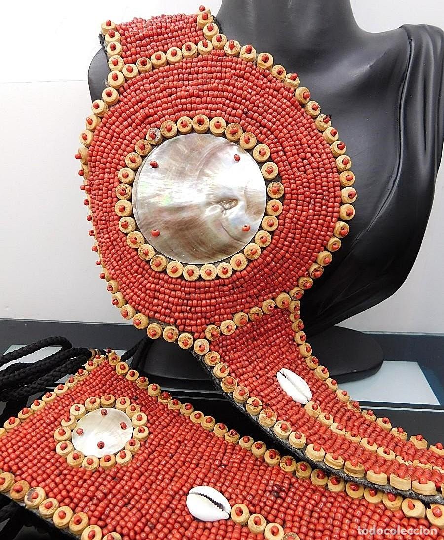 Schmuck: COMPLEMENTO VINTAGE &middot; EXTREMADO CINTO Y ORNAMENTO ANCHO CON GRANDES CONCHAS Y CORAL