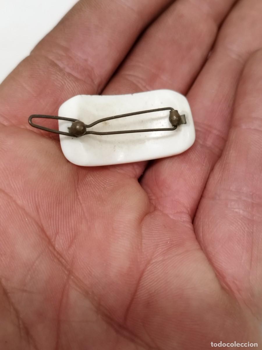 Joyeria: Antiguo broche de color blanco. - Foto 2
