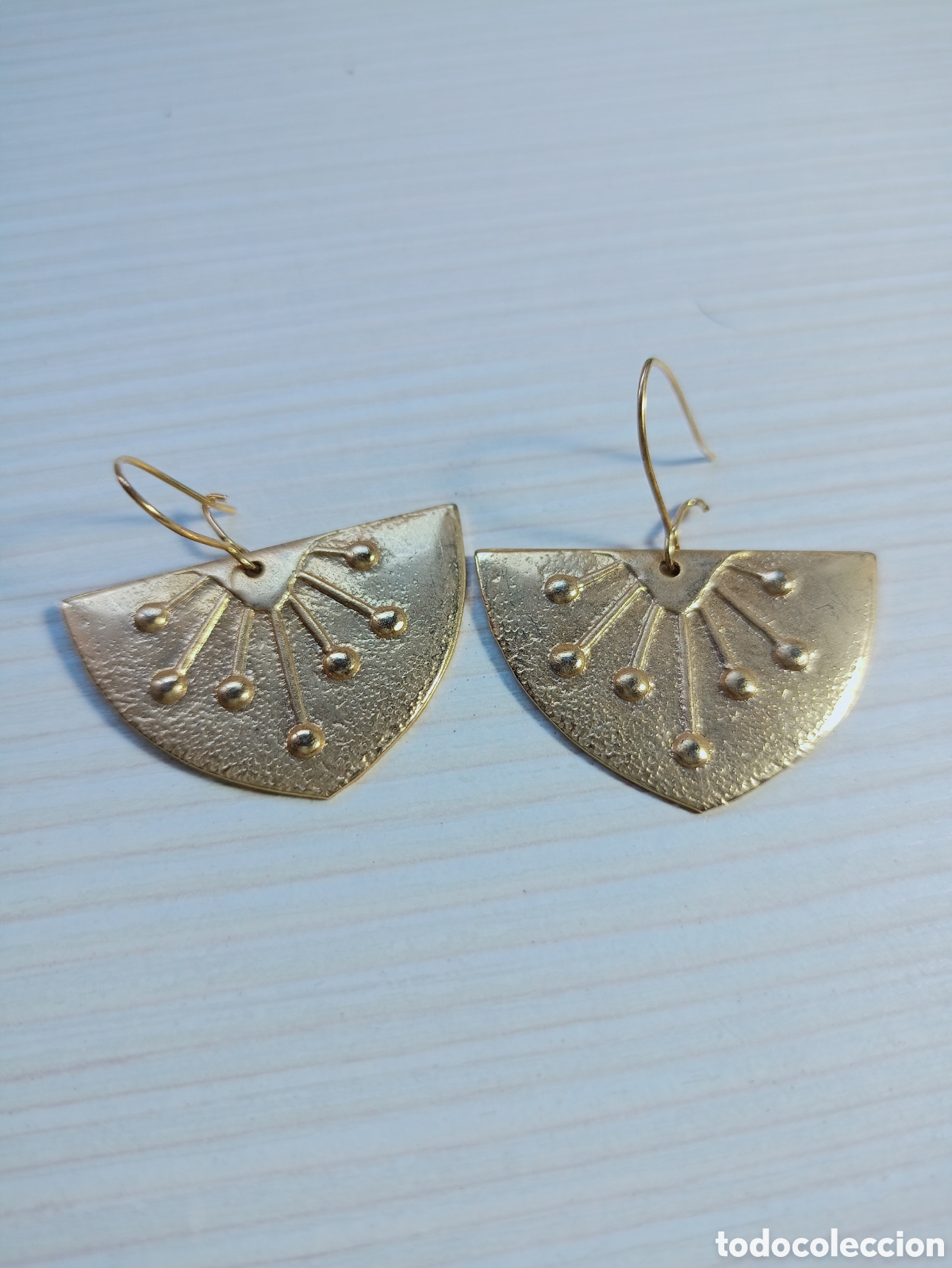 Joyeria: Pendientes media luna lat&oacute;n dorado - Foto 1